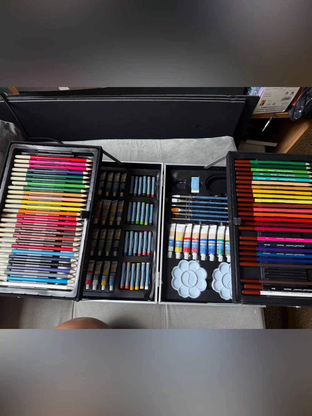 Artist's Multi-Color Home Office Art Set - Complete Painting & Drawing Kit